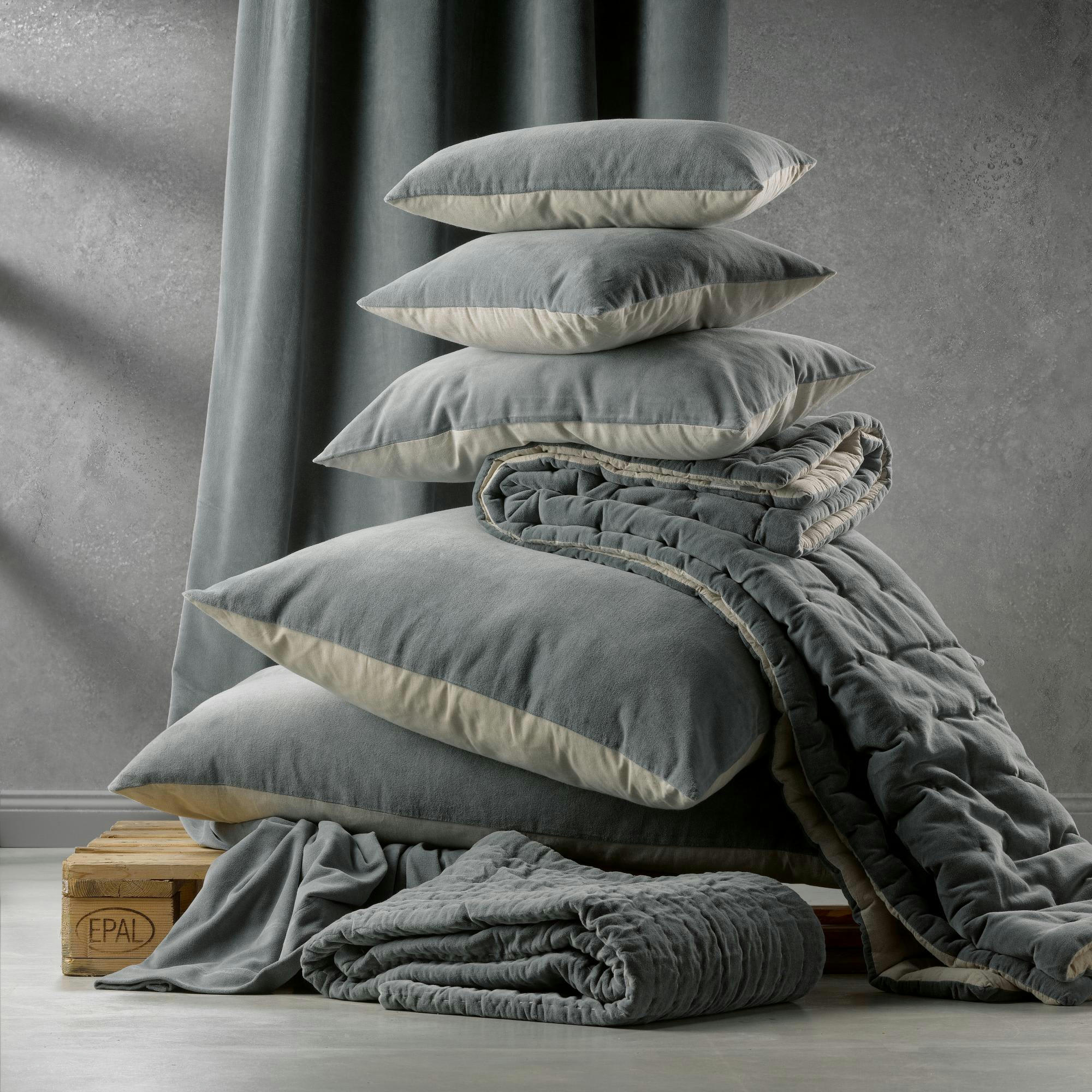 ELISE - Coussin uni  en coton cobalt 45 x 45