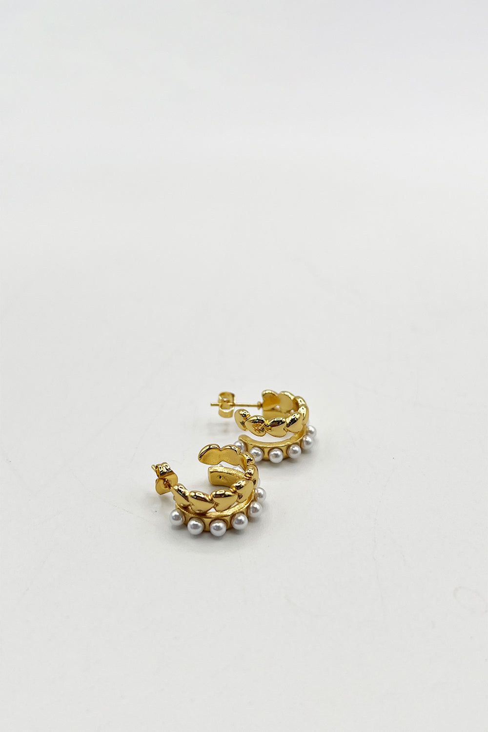 SVNX Heart Pearl Huggie Earrings