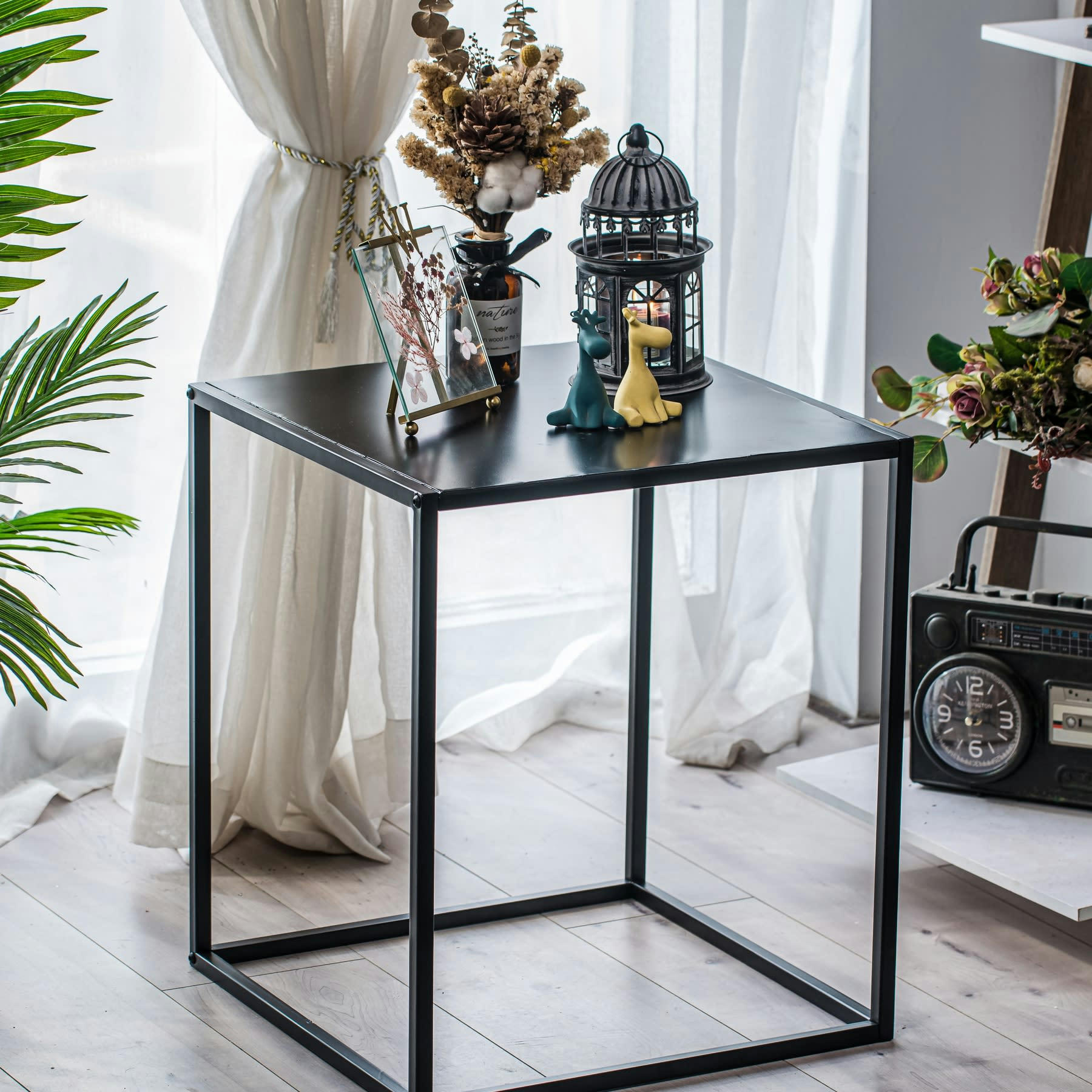 - Table d'appoint industrielle en métal noir