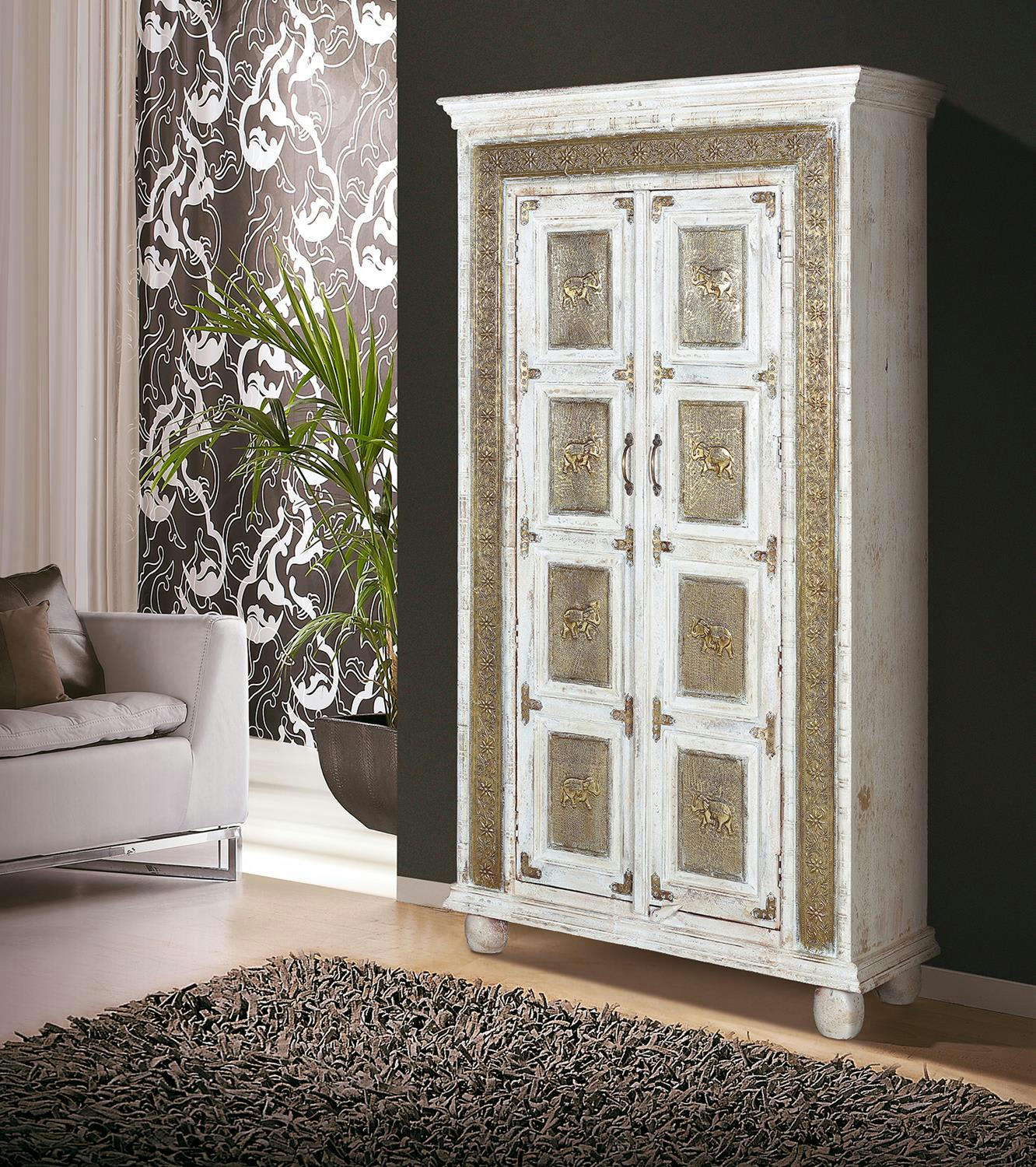 - Armoire en manguier blanc vieilli craquelé.