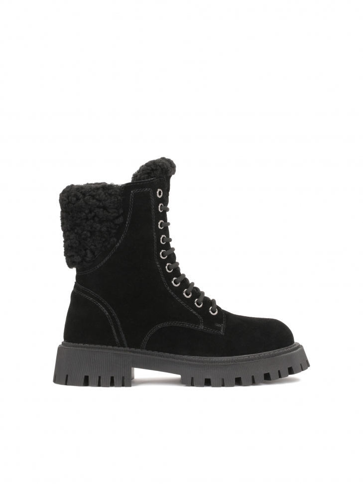 Ladies’ insulated flat ankle boots made of soft suede and sheepskin