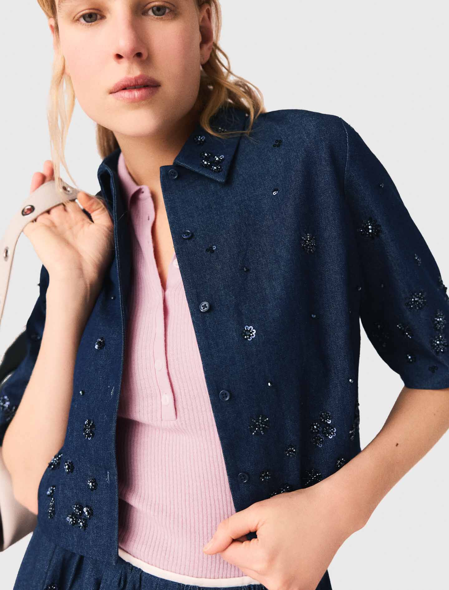 Chemise courte en denim brodé