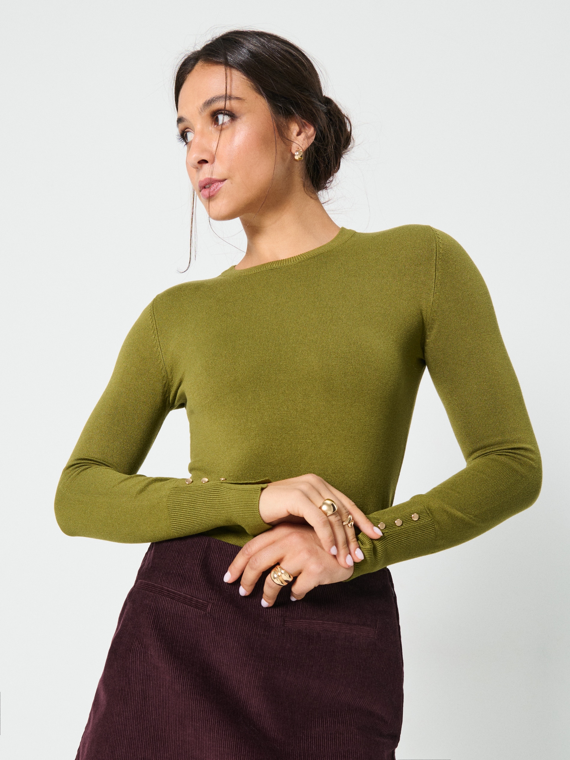 Sweter z ozdobnymi guzikami