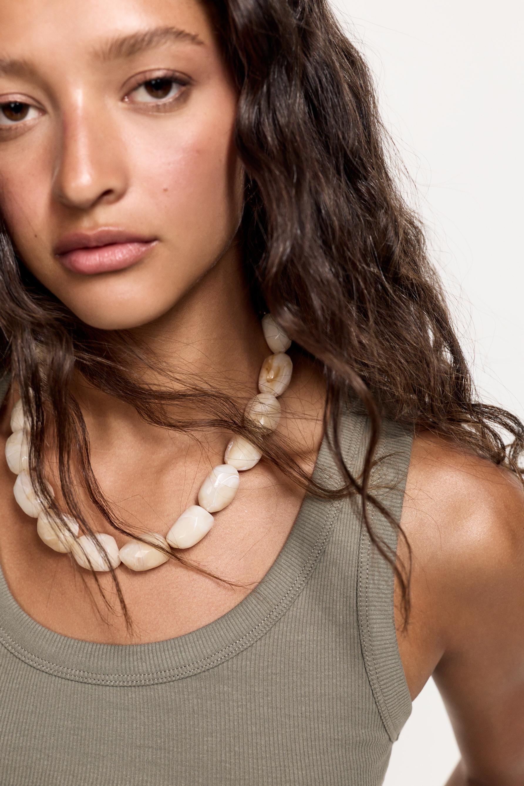 Collar de bolas beige
