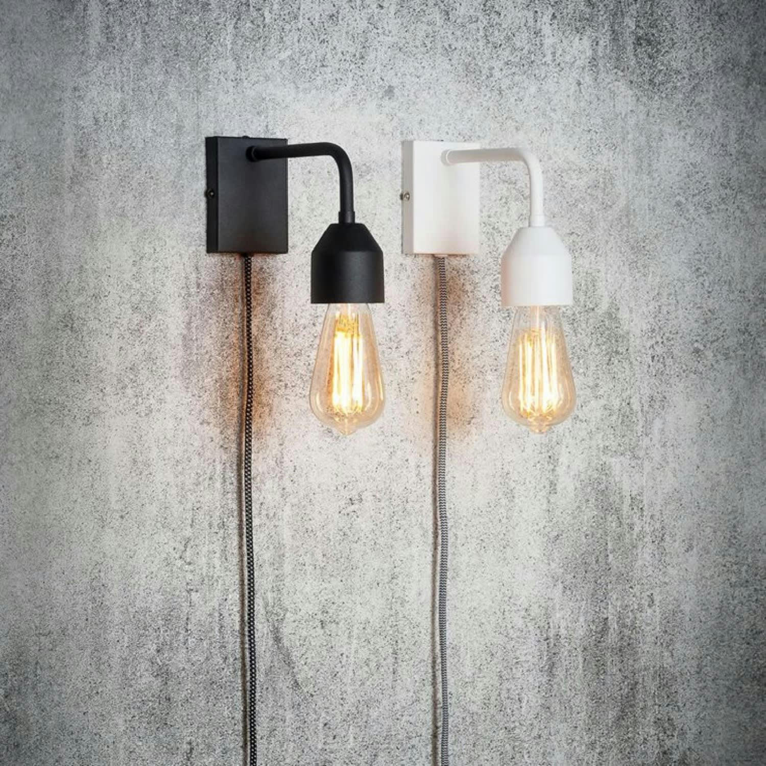 MADRID - Applique murale en métal noir avec prise H14cm