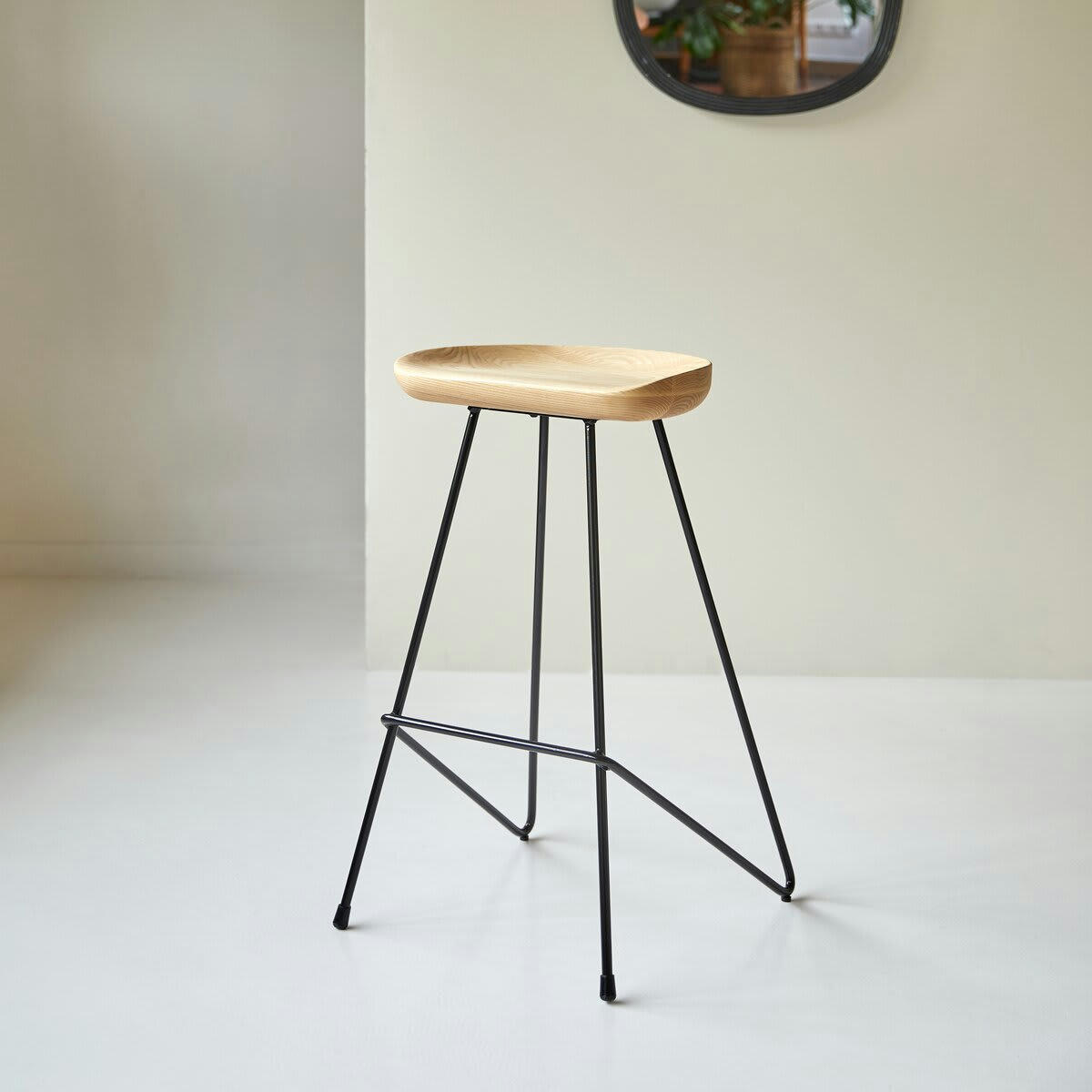 MARI - Tabouret haut en frêne massif et métal black