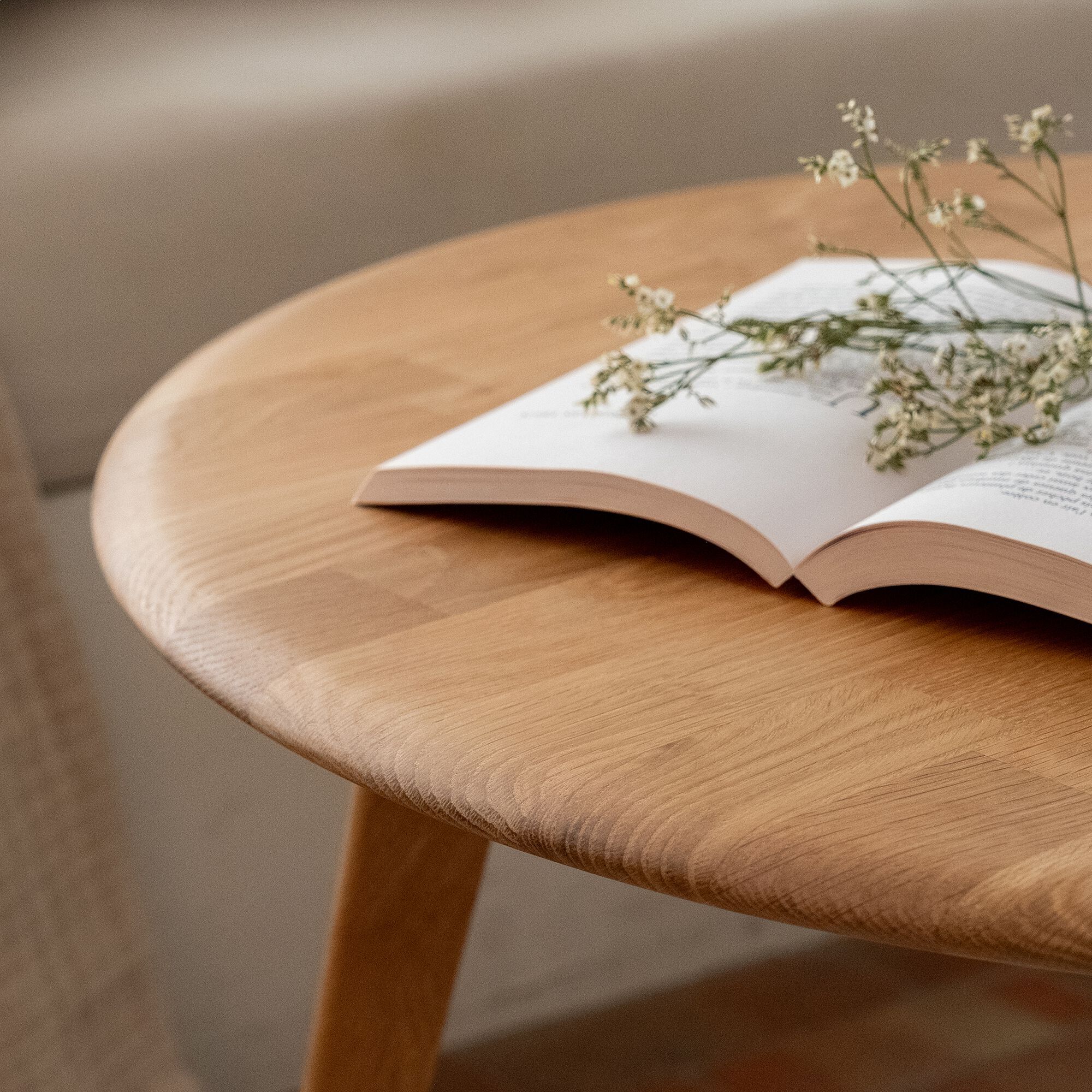 LAGOS - Table basse ronde en chêne massif - bois clair