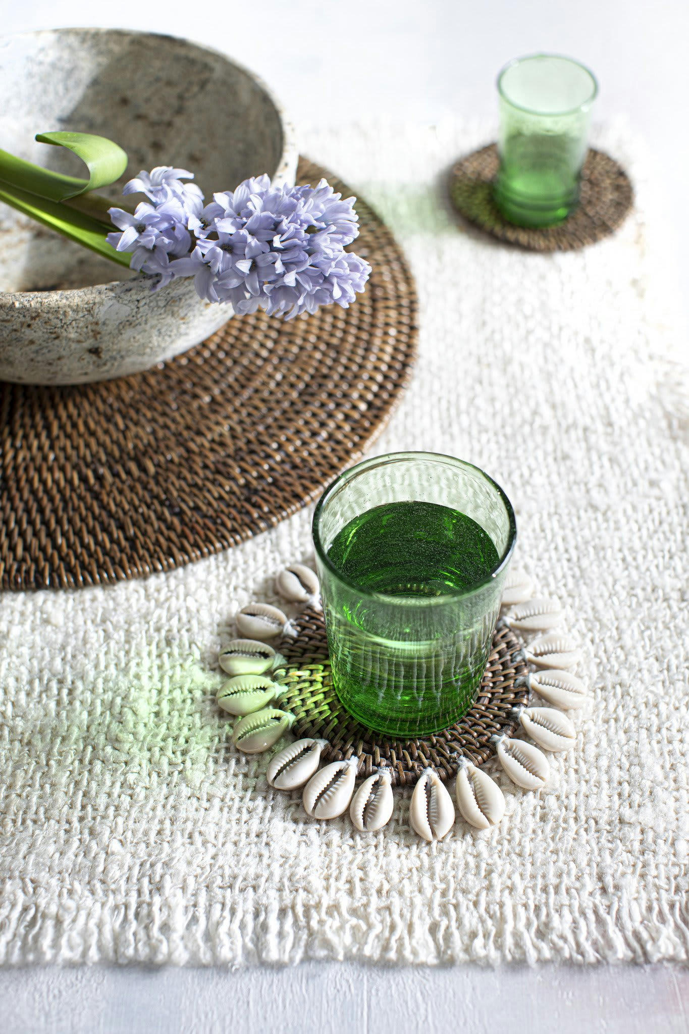 COLONIAL - Sous-verre en rotin et coquillage