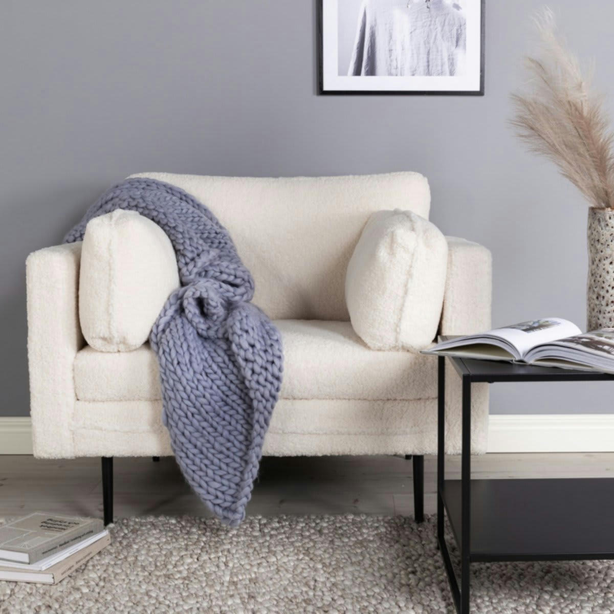 ROMEO - Fauteuil moderne en peluche avec pieds en métal blanc