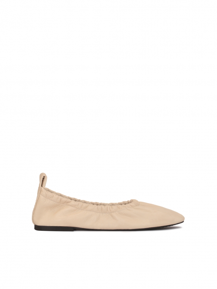 Beige leather ballerinas with elastic on the upper