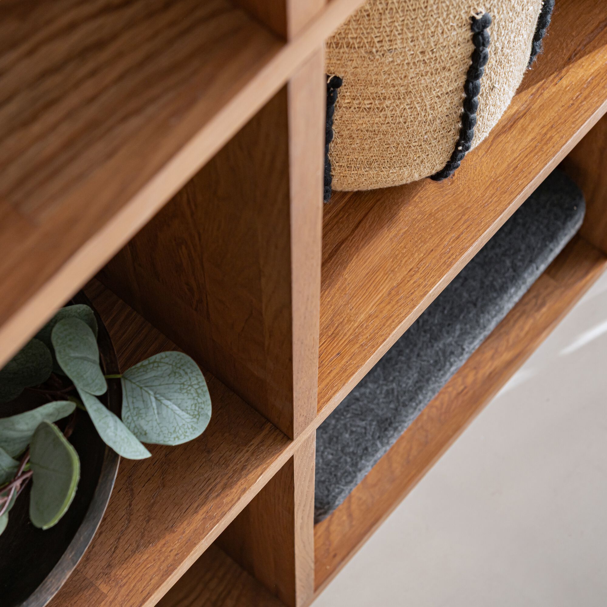 TASSIA - Étagère 10 niches en chêne massif - bois foncé