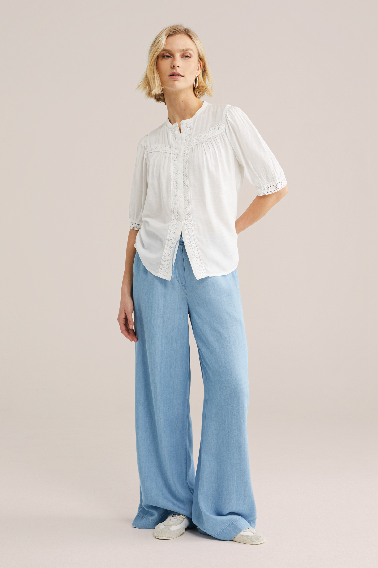 Dames blouse met embroideries