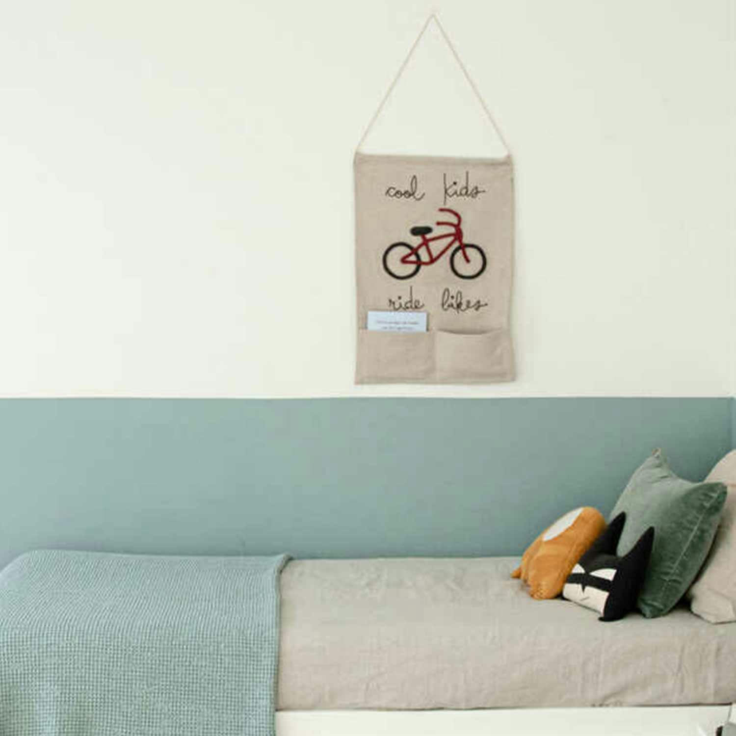 - Tenture murale Cool kids ride bikes (45 x 70 cm)