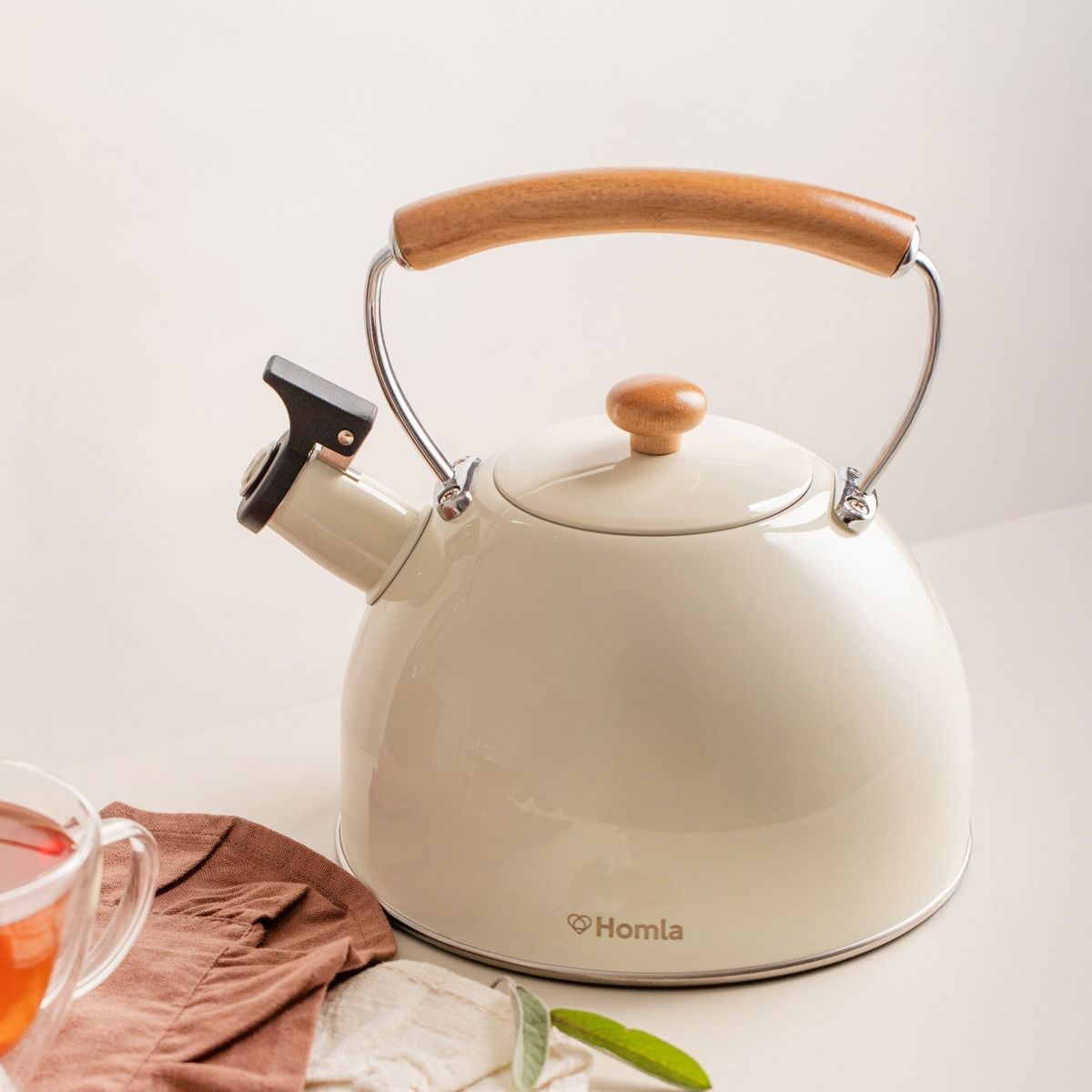 Czajnik VIRGEN śmietankowy z drewnianym uchwytem 2,5 l