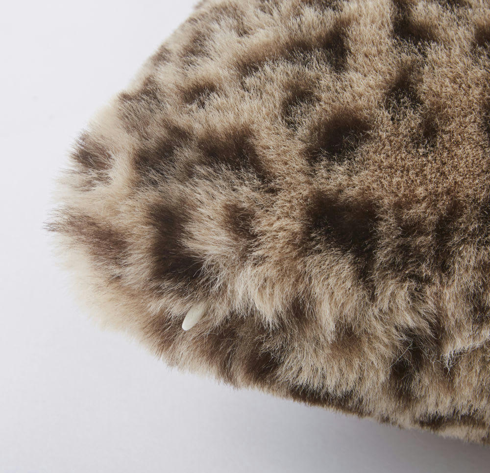 HIMALA - Coussin imitation fourrure noire et marron imprimé léopard 45x45