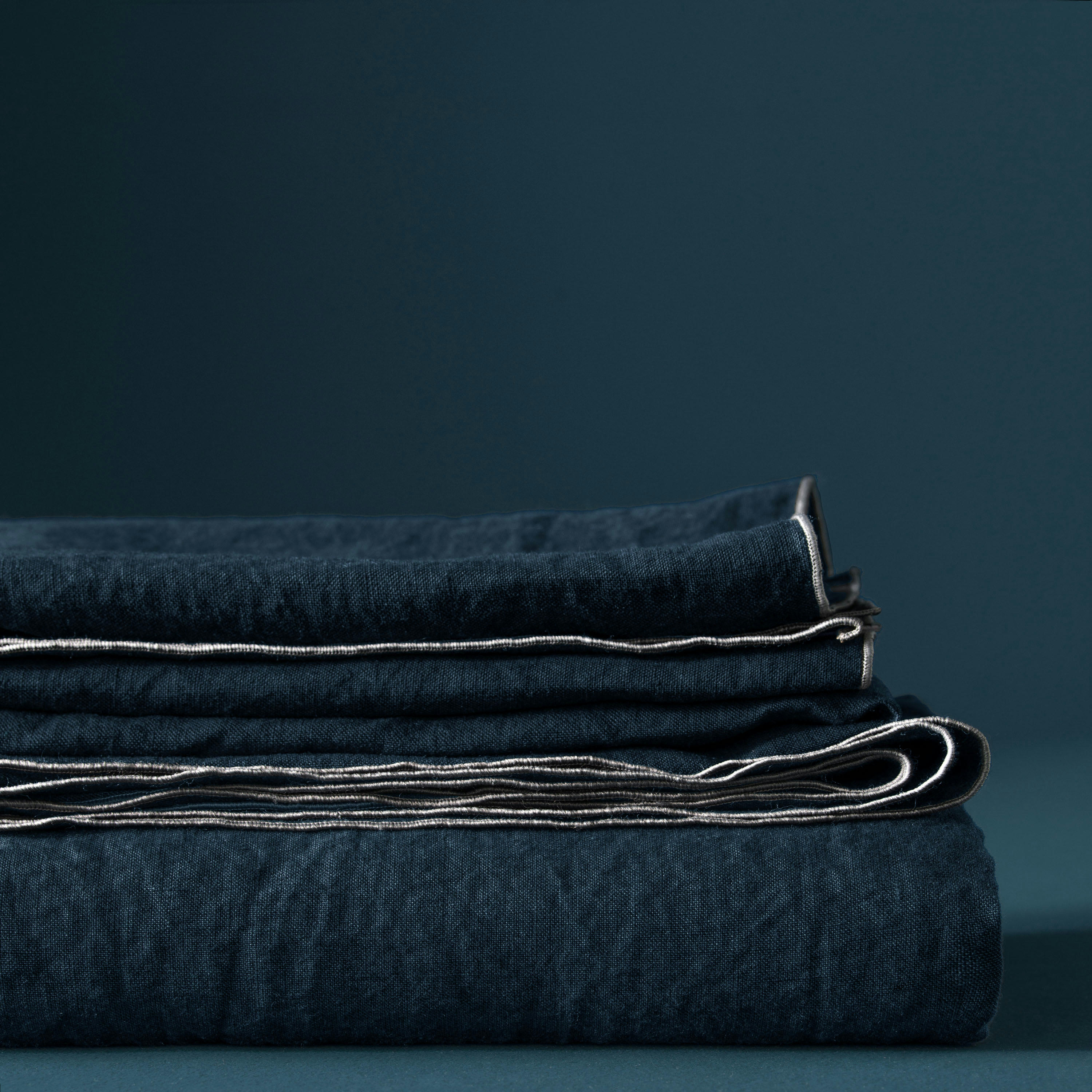 AUTOUR DU LIN - Nappe en lin lavé 170x250cm Bleu Nuit, Gris Clair