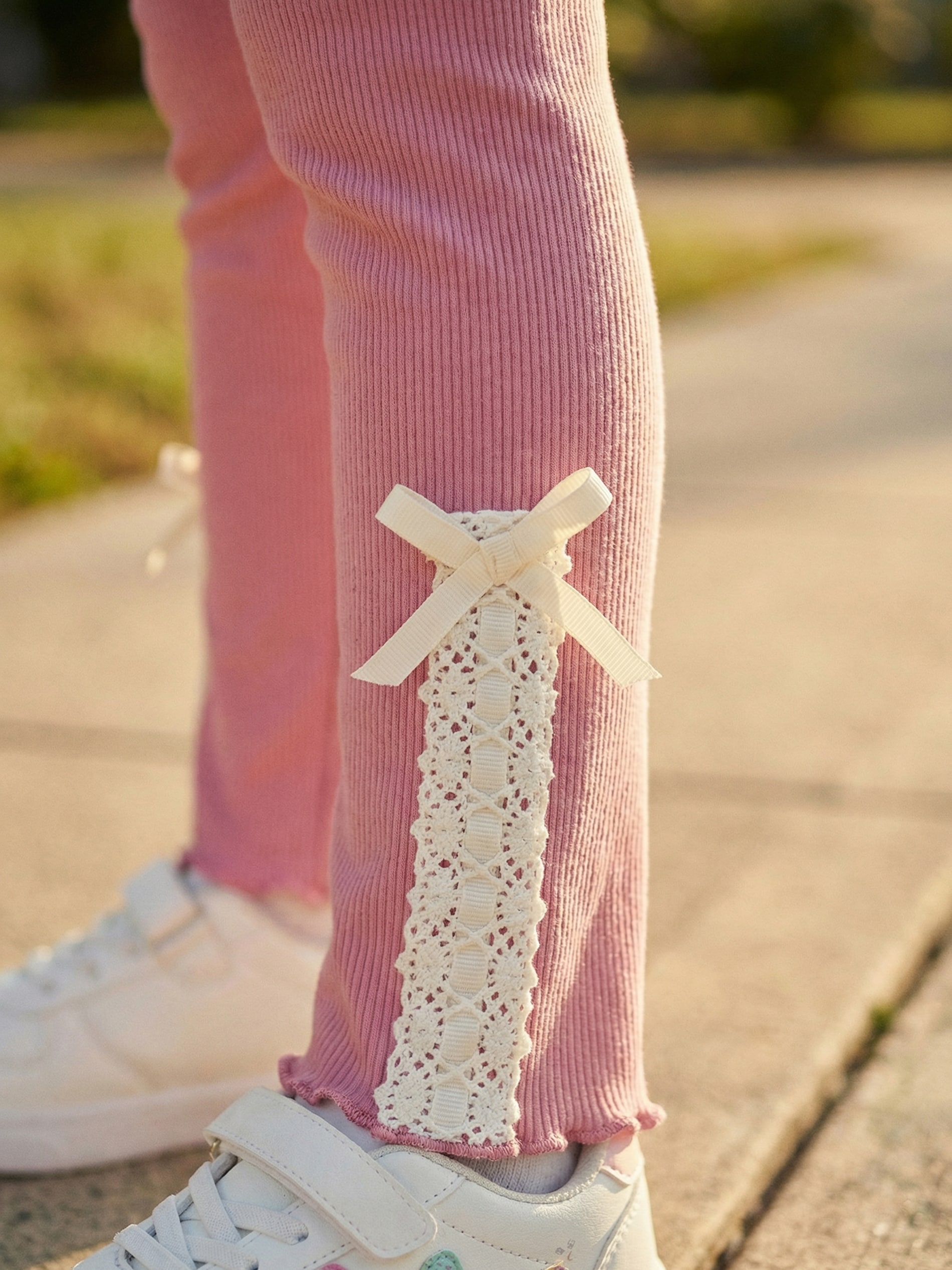 Prążkowane legginsy z ozdobnymi kokardami