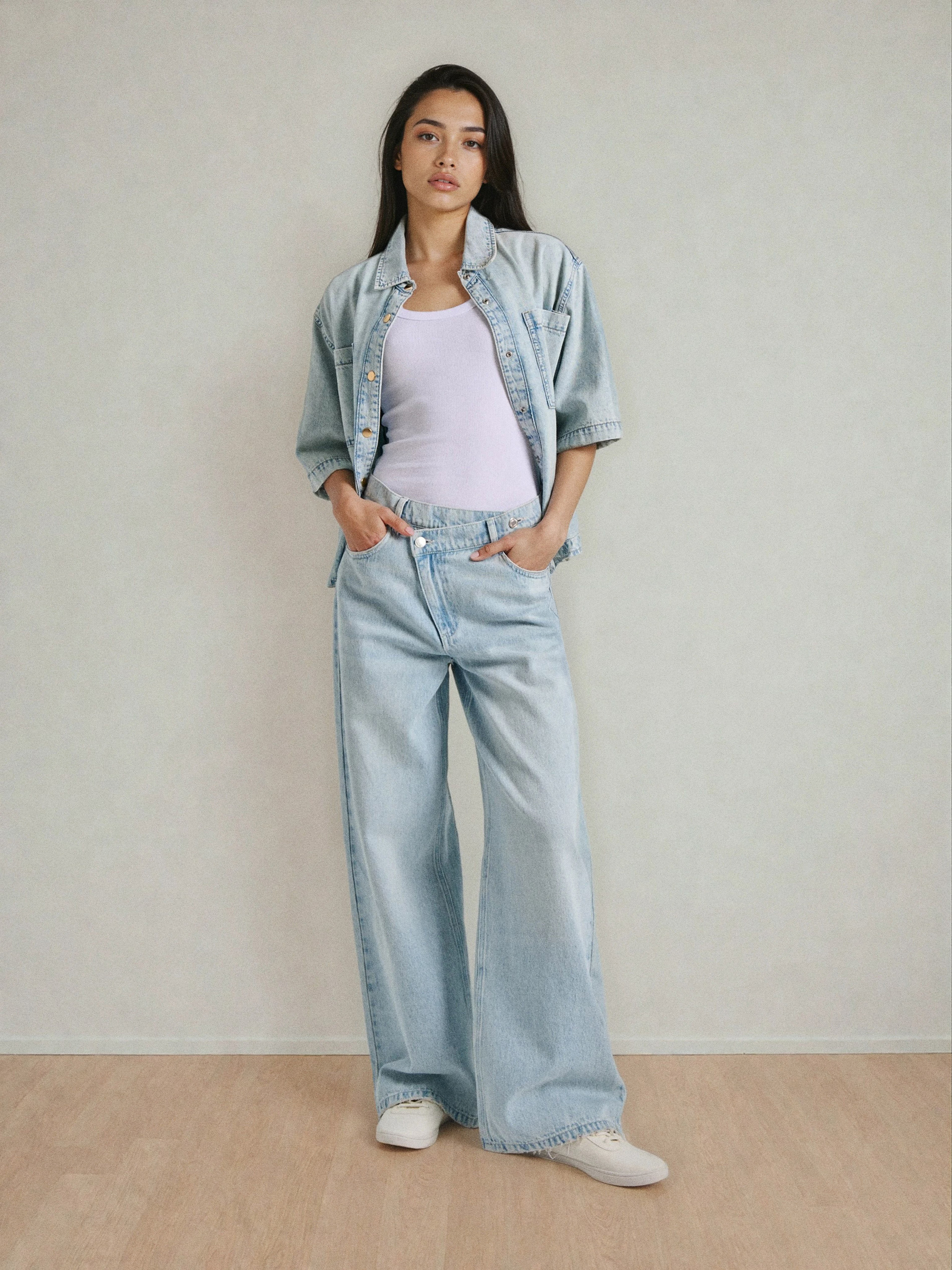 Jeansy wide leg mid waist z krzyżowanym pasem