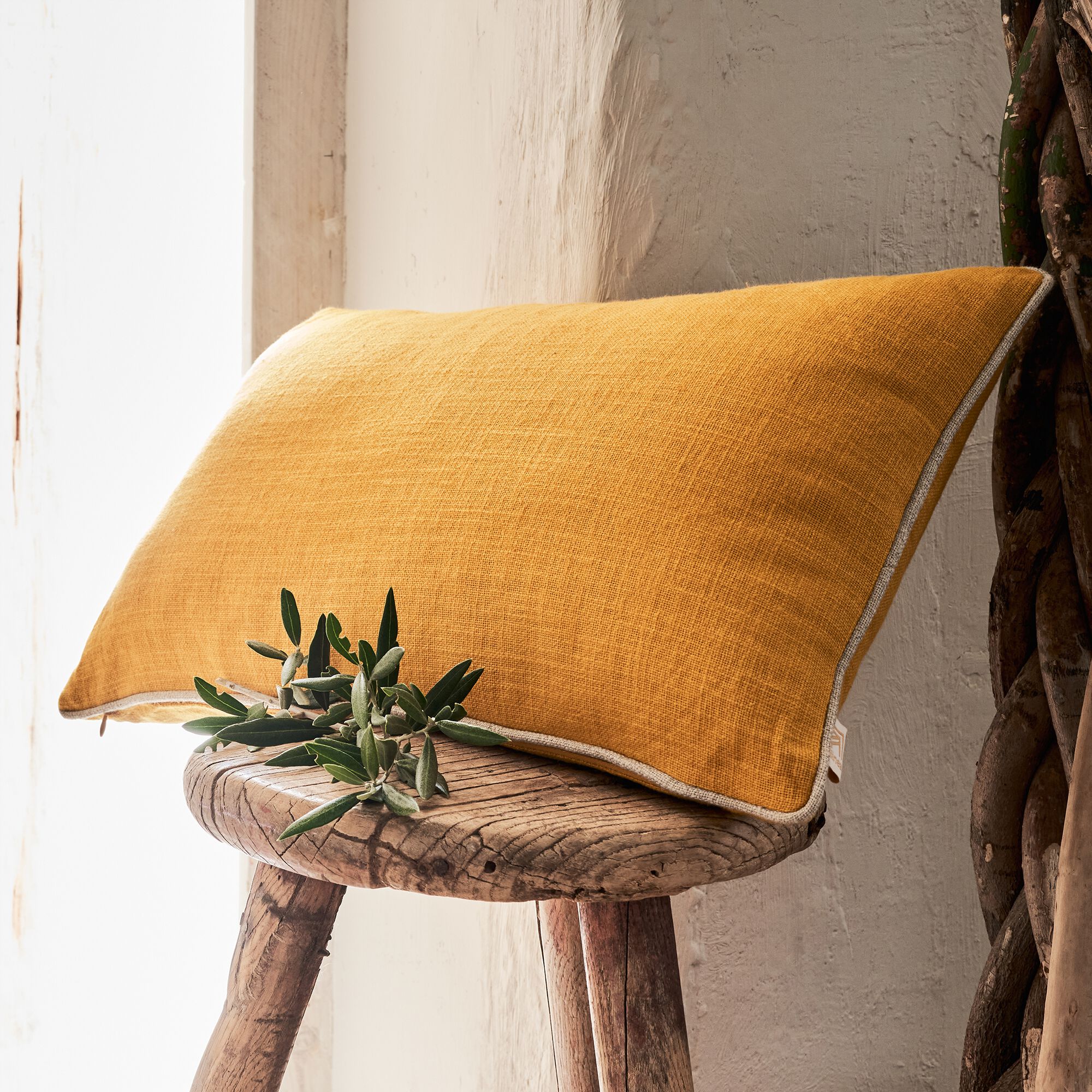HABL - Coussin avec passepoil en lin et coton 30x50cm - jaune argan