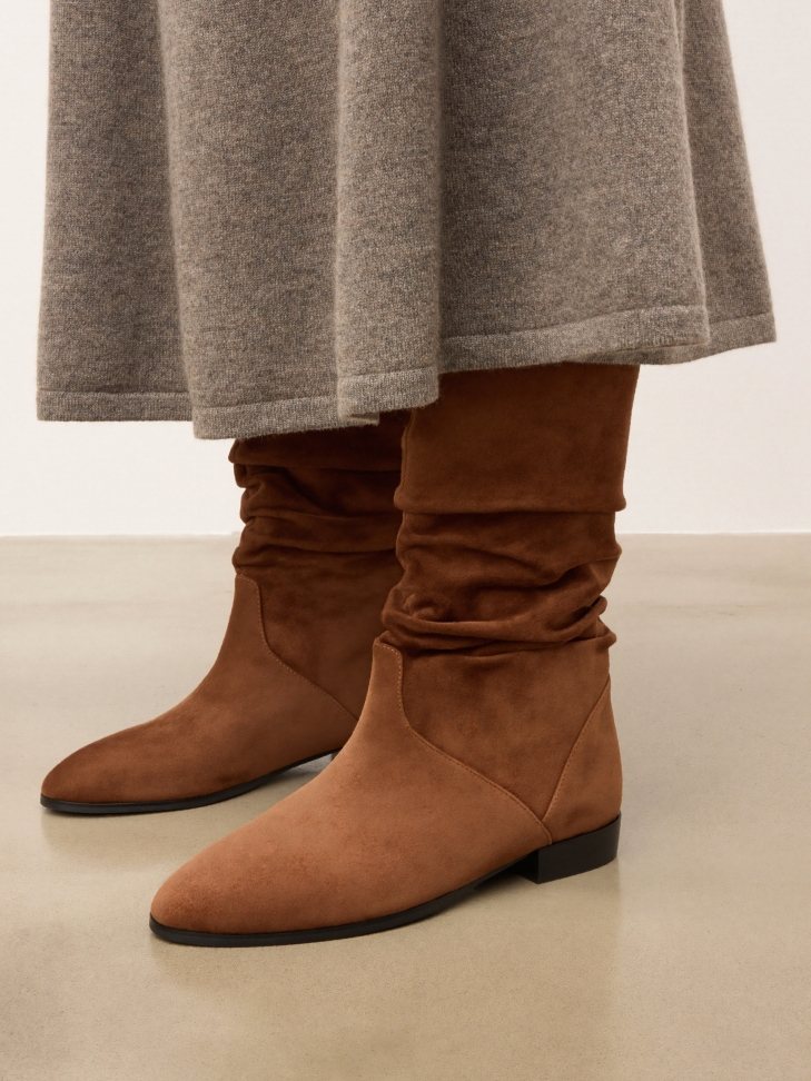 Brown boots with crinkle upper