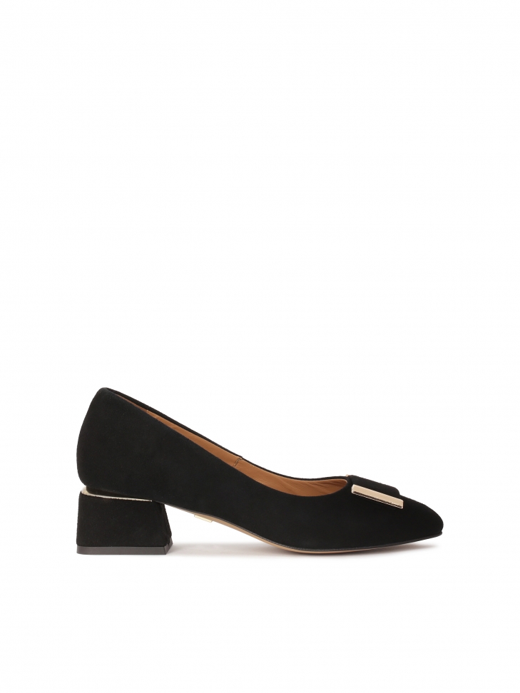 Black suede low-heeled pumps