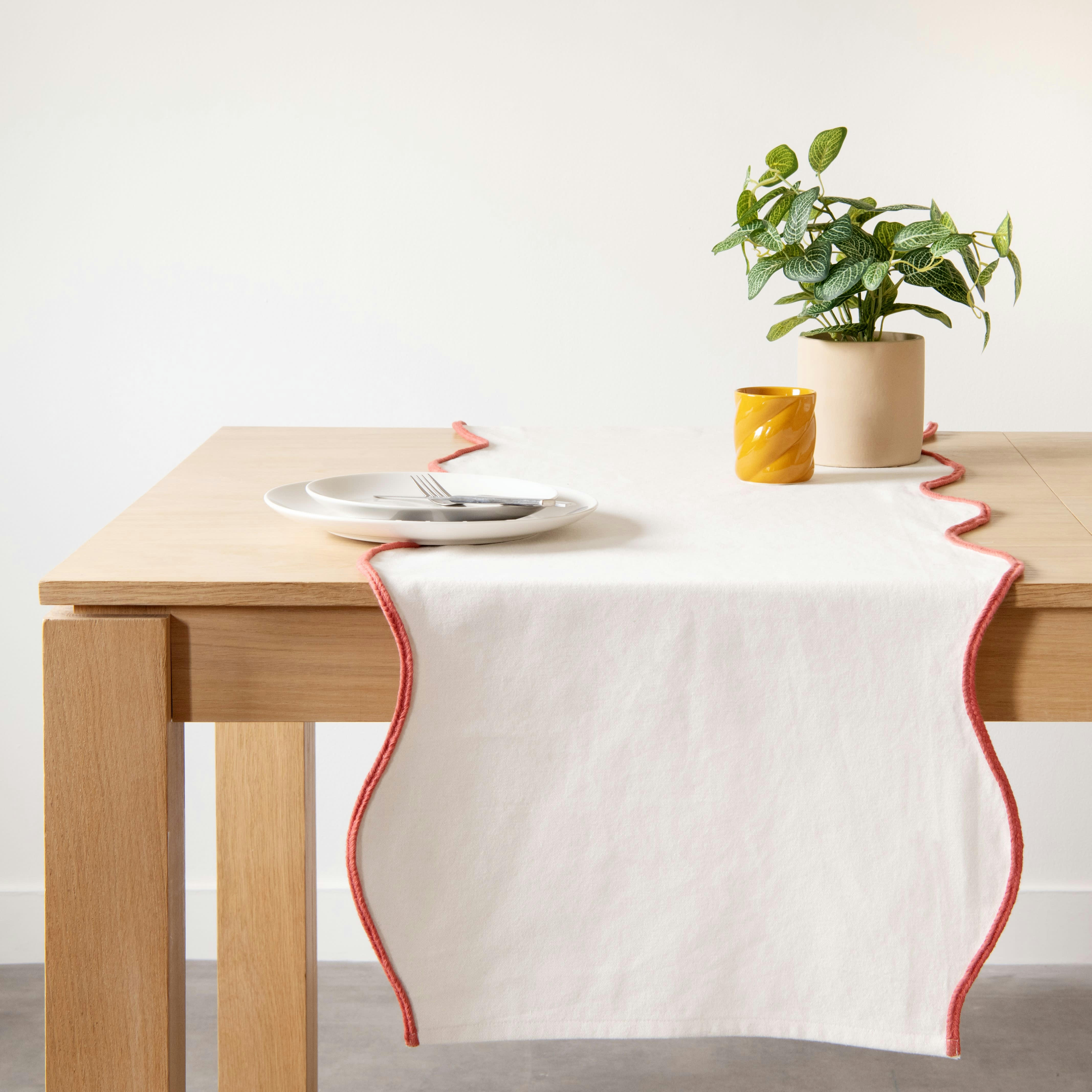 PAQUI - Chemin de table découpé vagues en coton blanc et rouge brique avec tresse 48x150