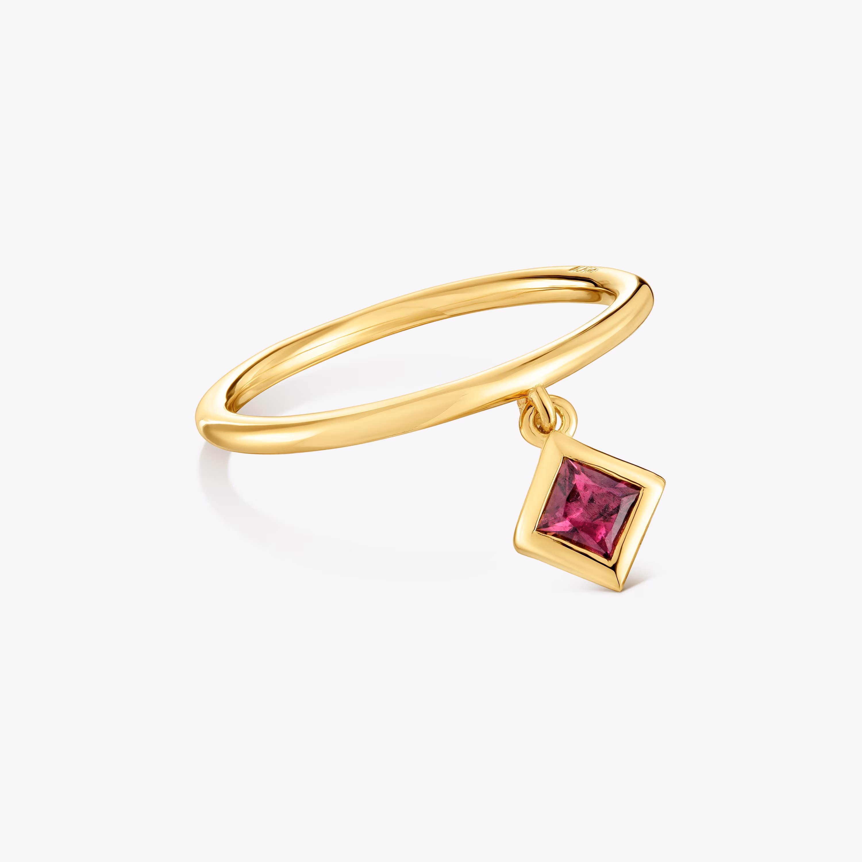 Anillo pequeño con baño de oro 18 kt sobre plata y detalle rodolita Basic Colors