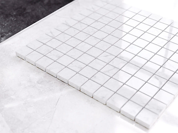 Mosaïque en gres sur maille pour salle de bain ou cuisine 30 cm x 30 cm - Carrara