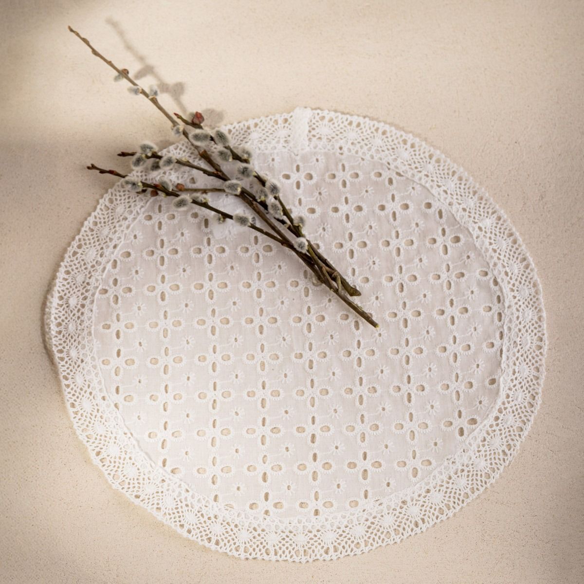 Serwetka okrągła FARI z haftem angielskim biała 35 cm