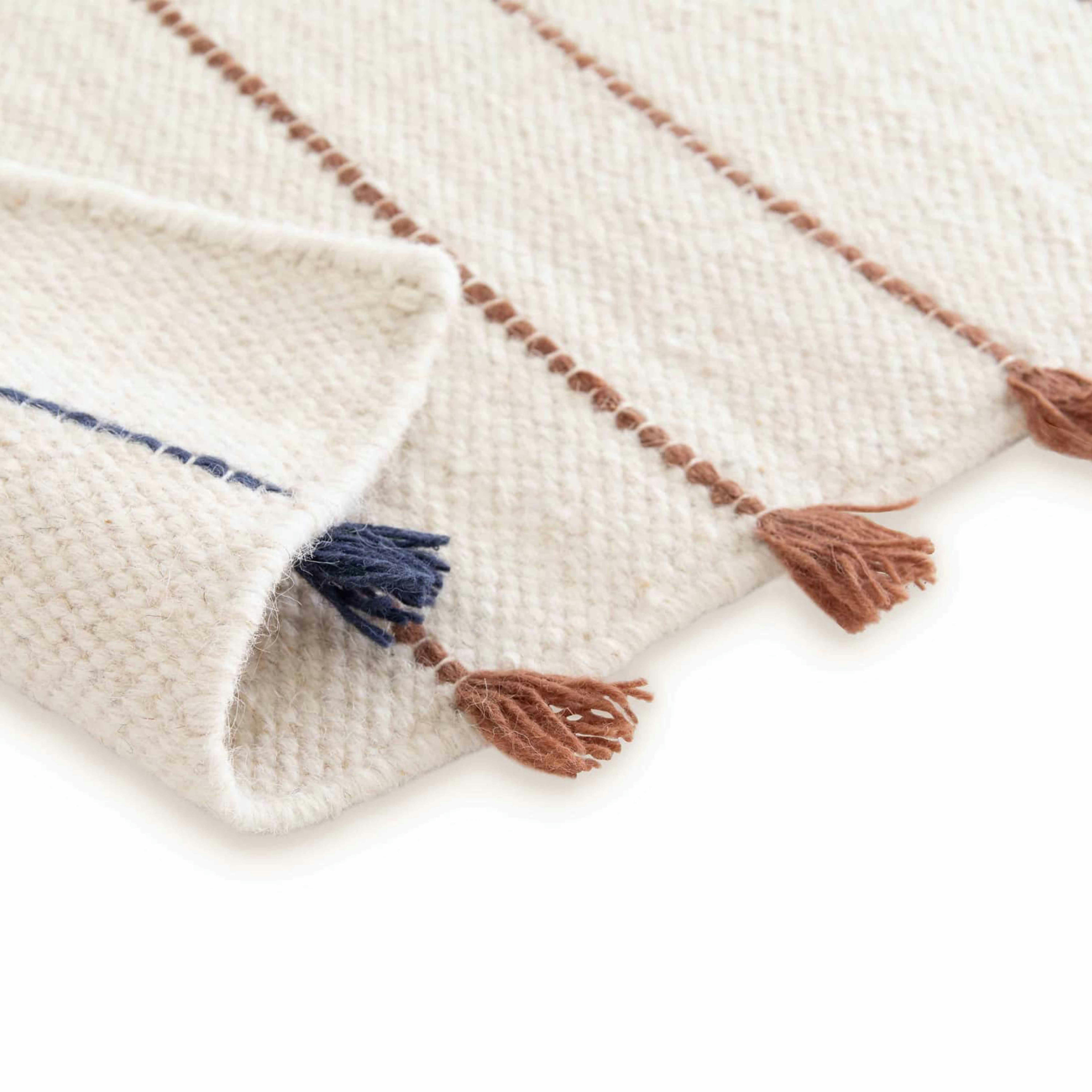 PARVATI - Tapis en laine tissé à la main avec pompons 120 x 170 cm