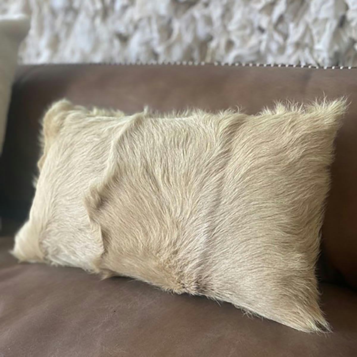 GOAT - Coussin en poils de chèvre frisés blanc 24x40cm