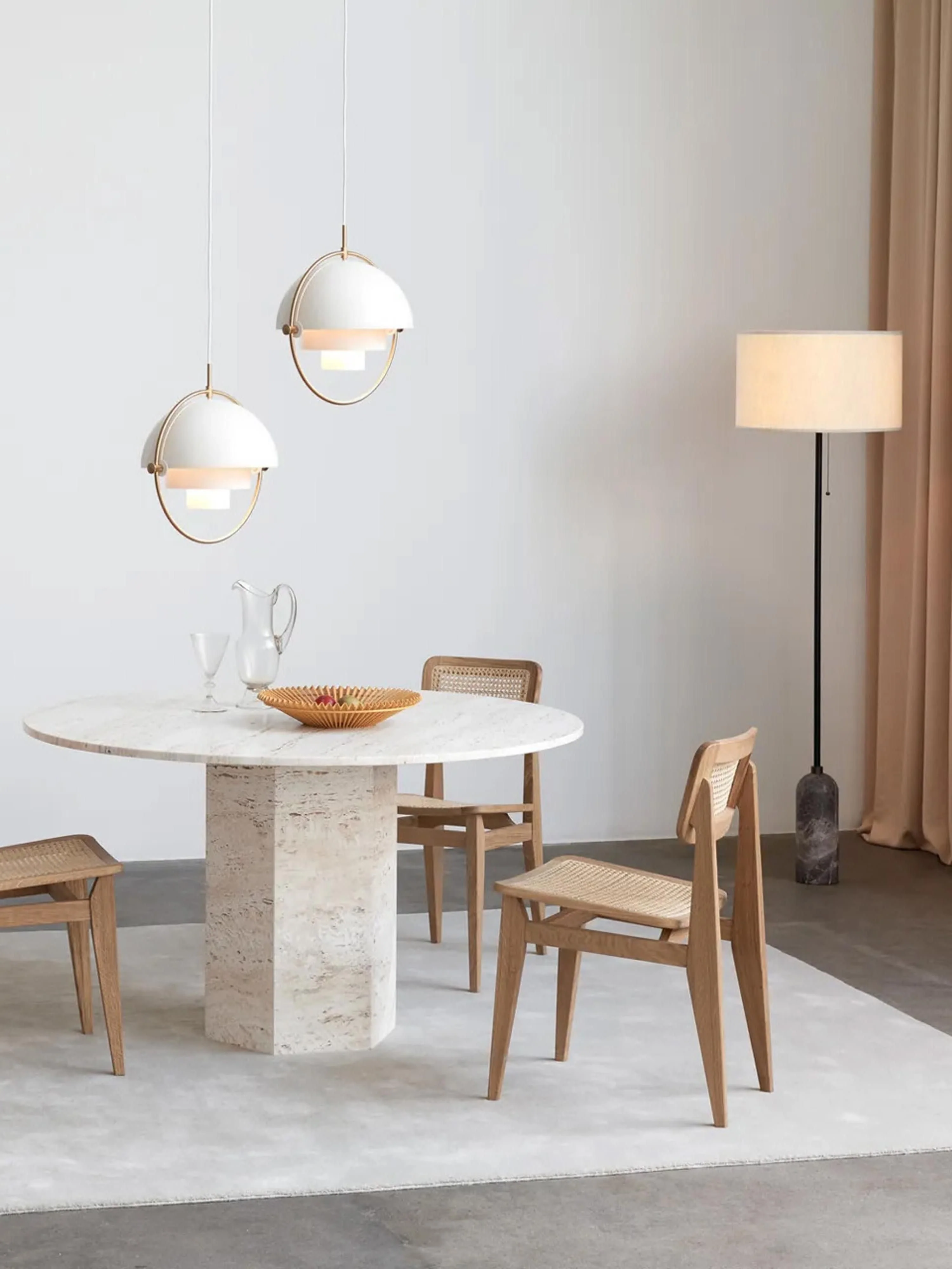 Dimmbare Stehlampe Gravity mit Marmorfuß