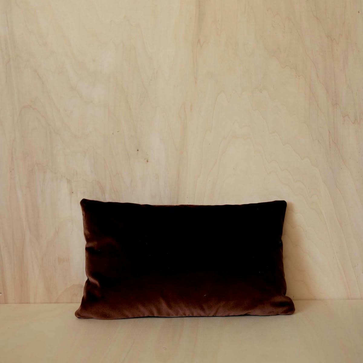 EQUILIBRE - Coussin en velours brun 30x50cm