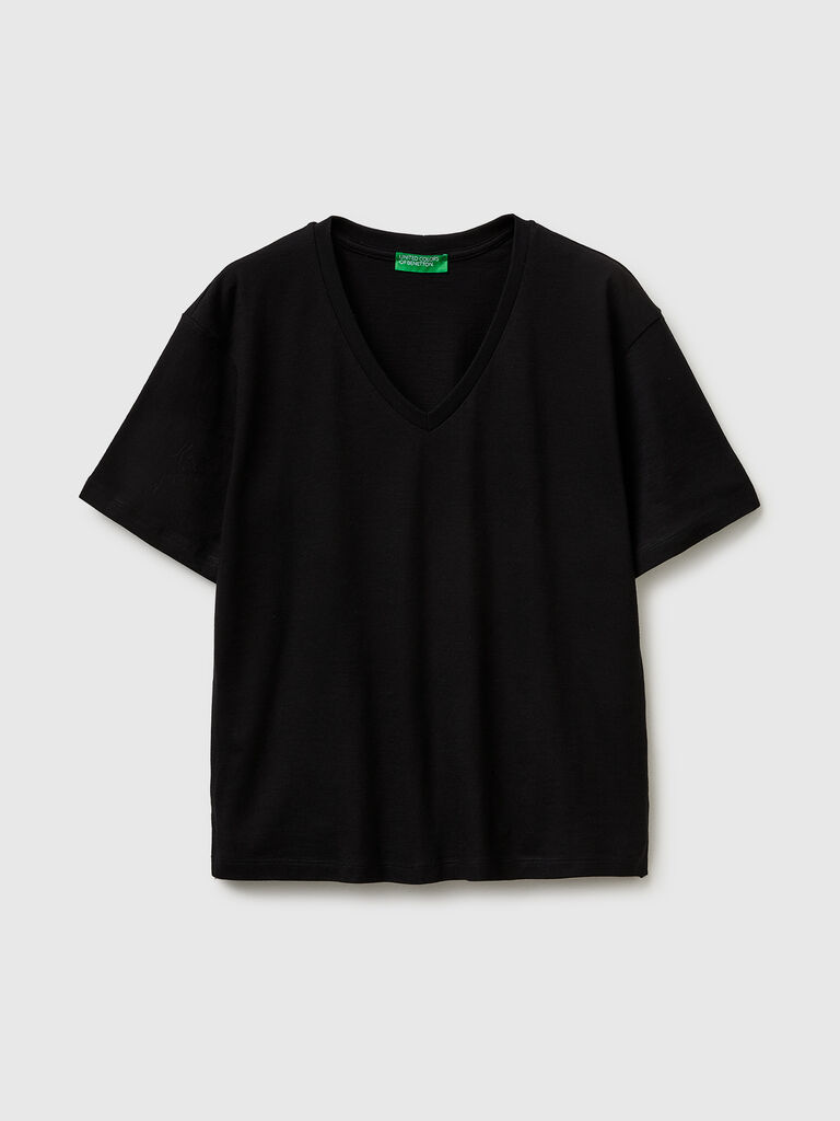 V-neck t-shirt in lightweight cotton