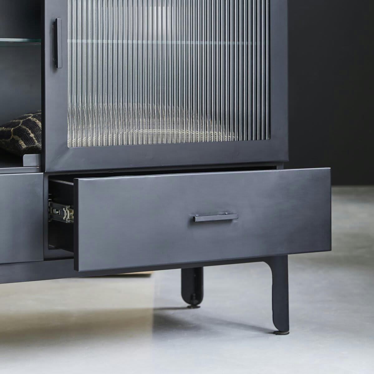 EMIL - Vitrine basse en métal