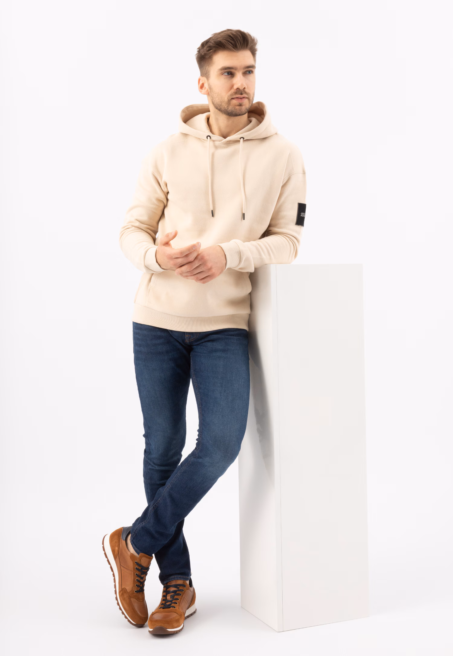 Jasnobrązowe sneakersy męskie z granatowymi akcentami