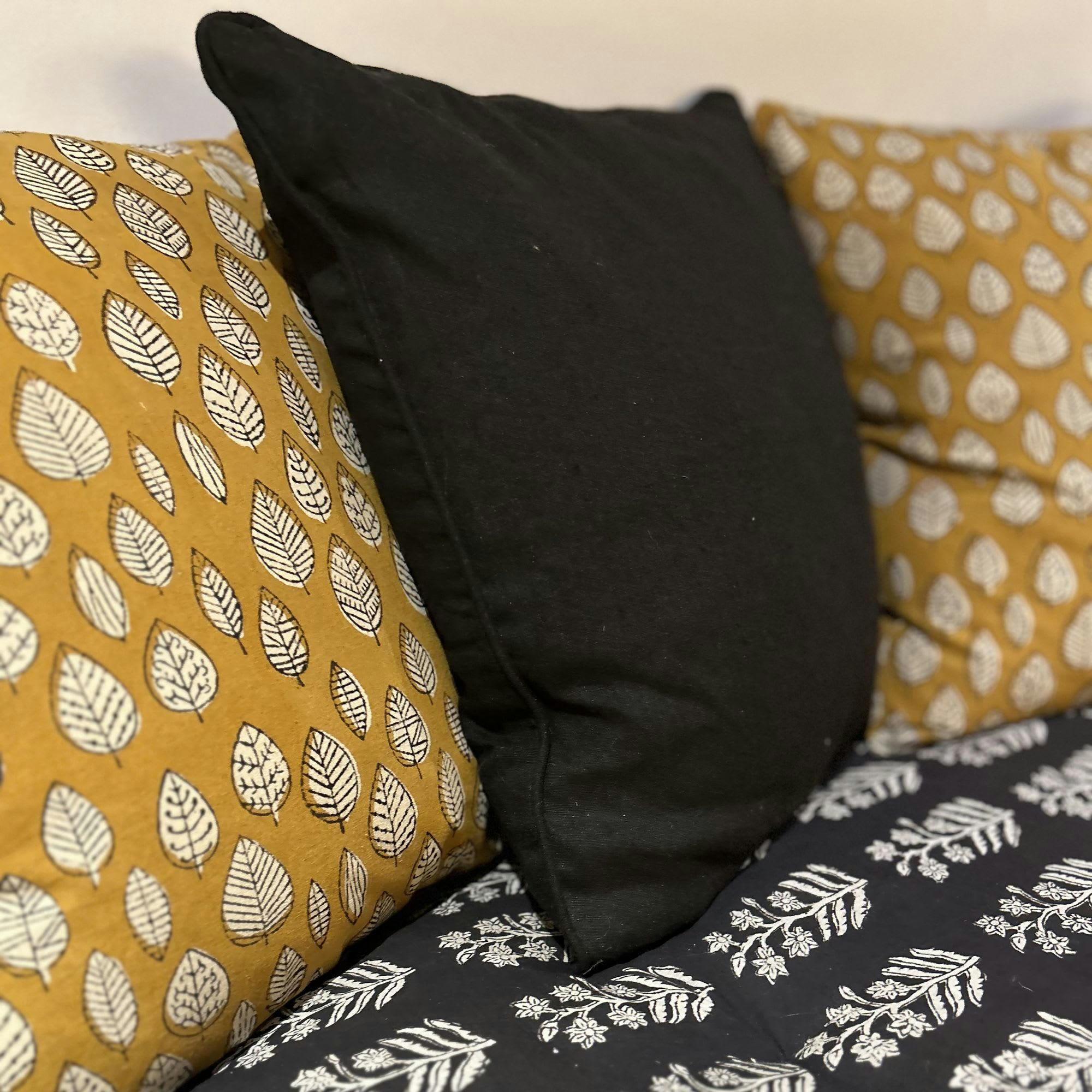 NYL - Coussin en lin noir 40cm