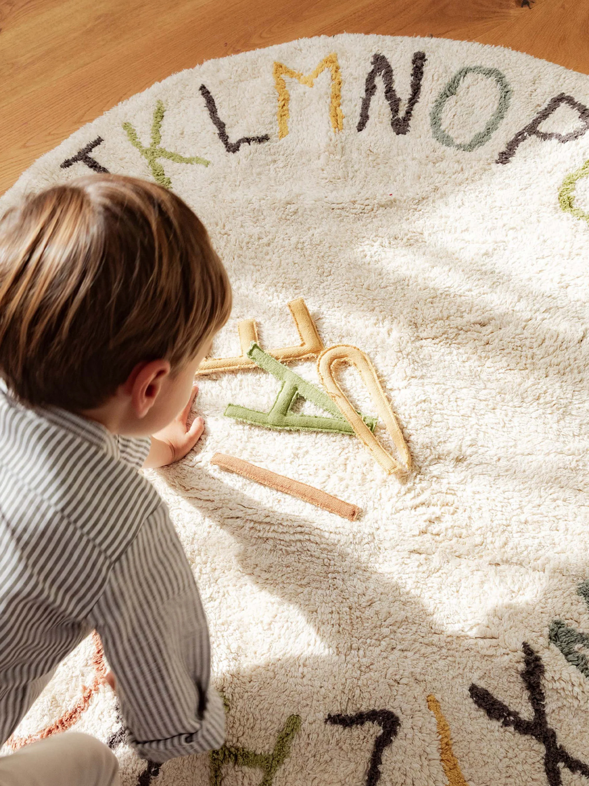 Handgefertigter runder Kinderteppich Back To School, waschbar