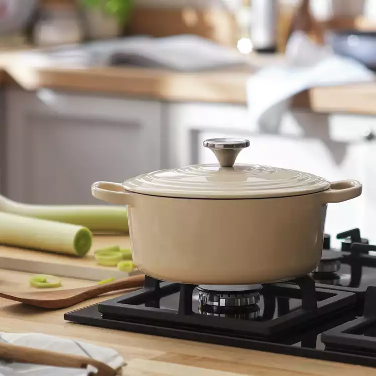 Habitat 2.4 Litre Cast Iron Oval Casserole Dish - Cream
