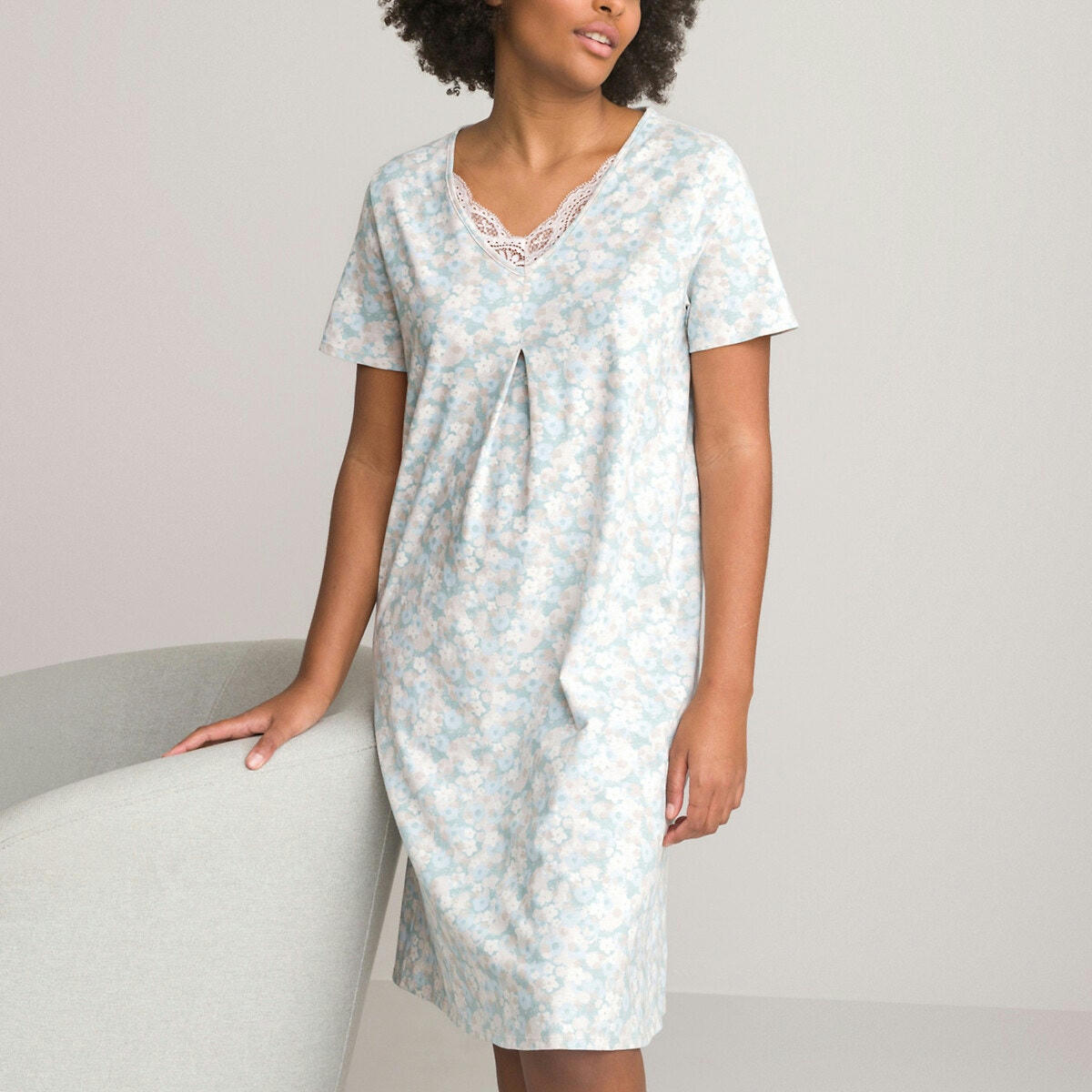 Chemise de nuit imprimée, détail dentelle