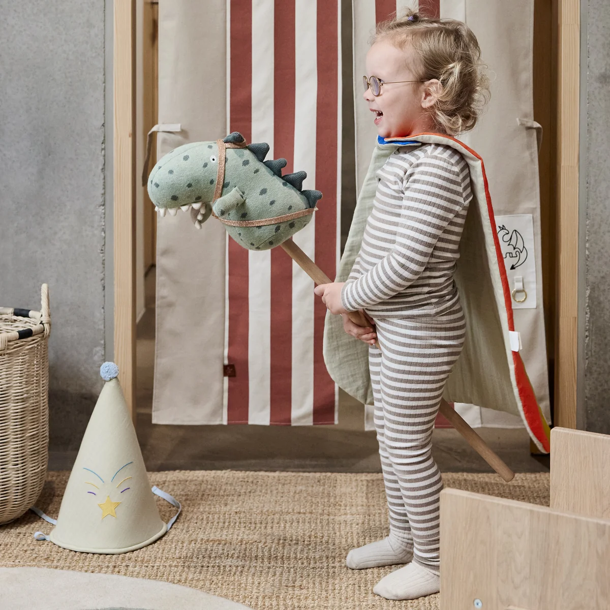 OYOY Mini - Theo Hobby Dinosaurier Steckenpferd, grün