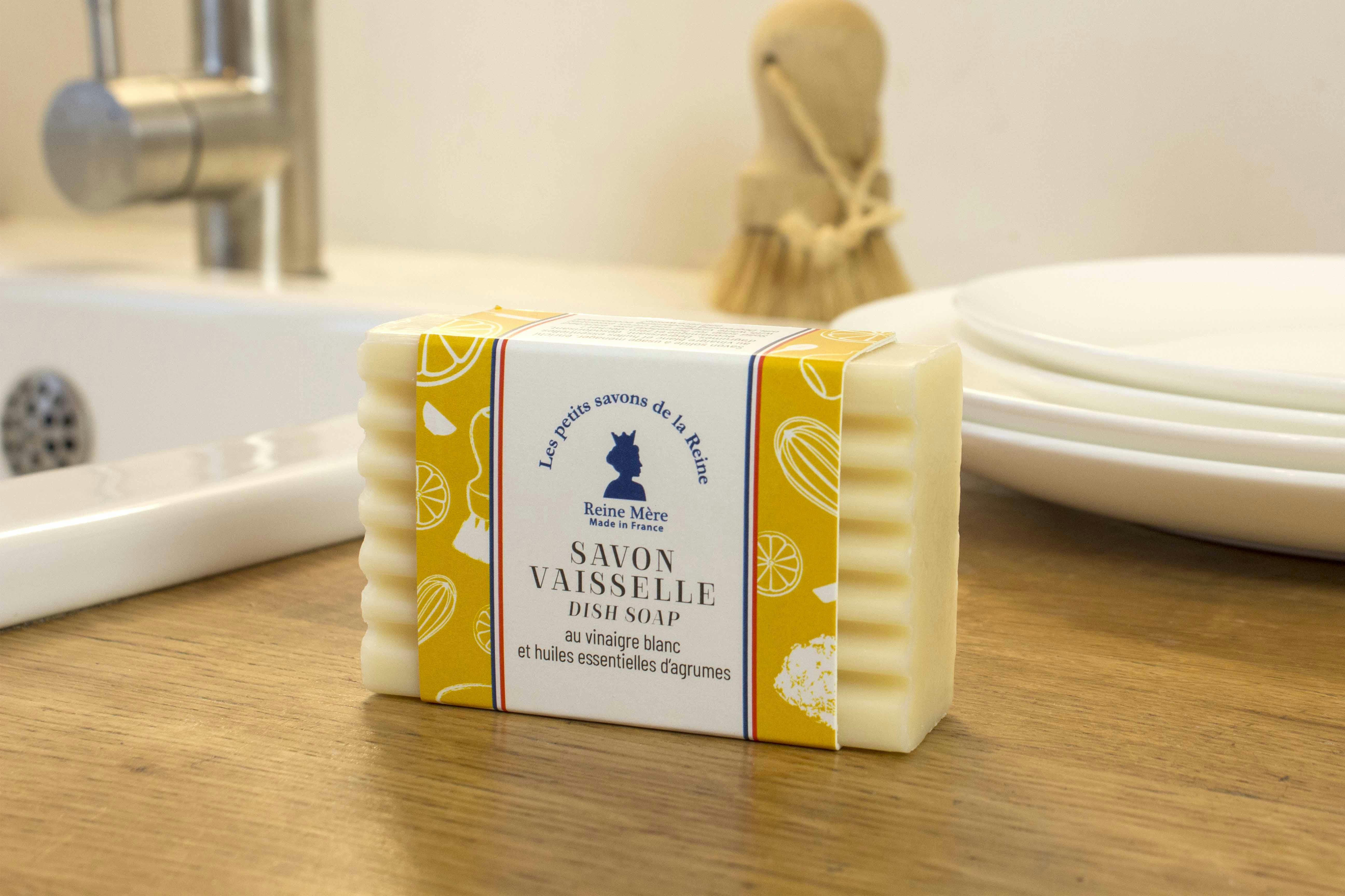 - Savon vaisselle au vinaigre blanc et huiles essentielles d’agrumes