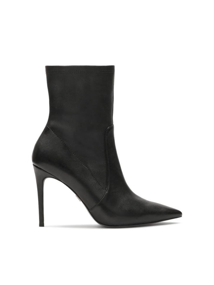 Slender heeled boots with pointed nose