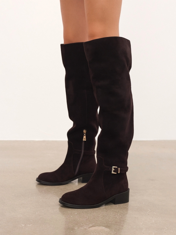 Brown suede musketeers