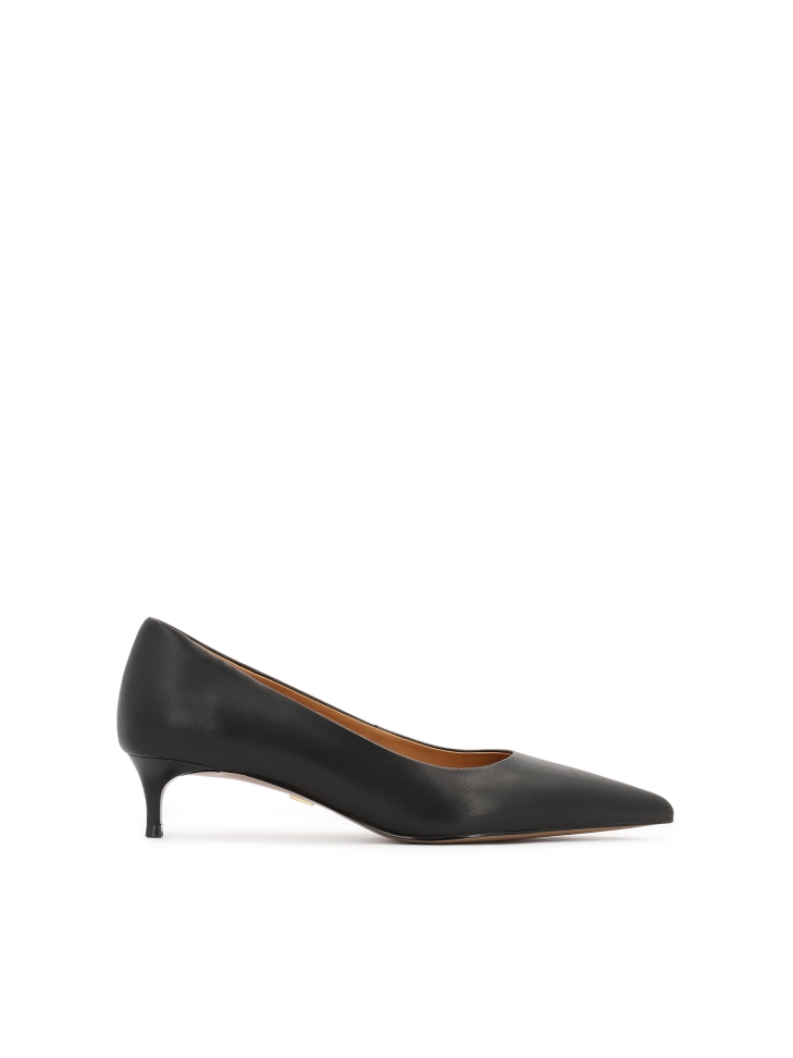 Black leather low-heeled pumps