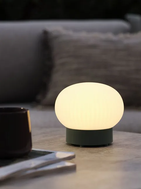 Genopladelig bordlampe STORFUGL Ø15xH10 cm mørkegrøn