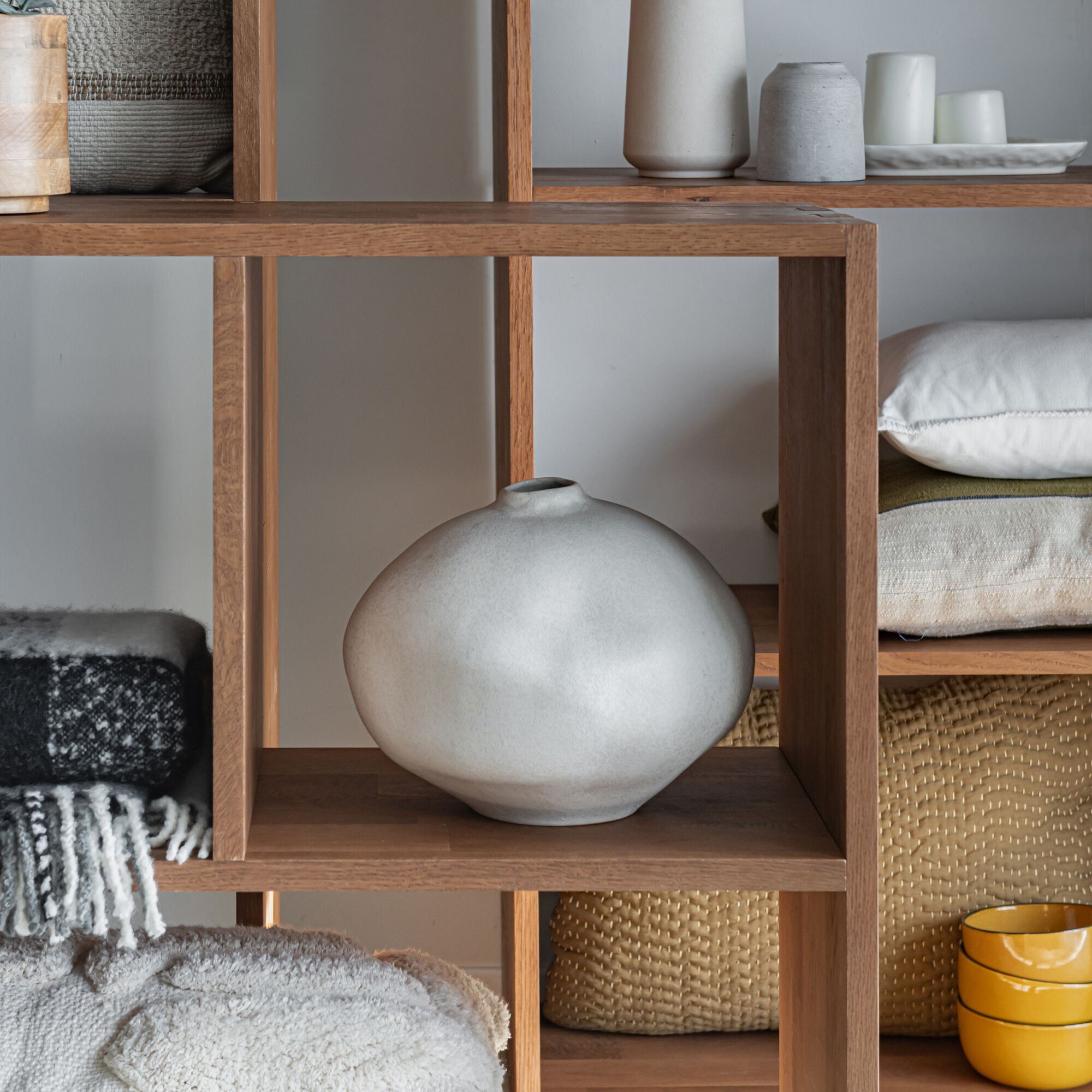 TASSIA - Étagère en forme déstructurée en chêne massif - bois foncé