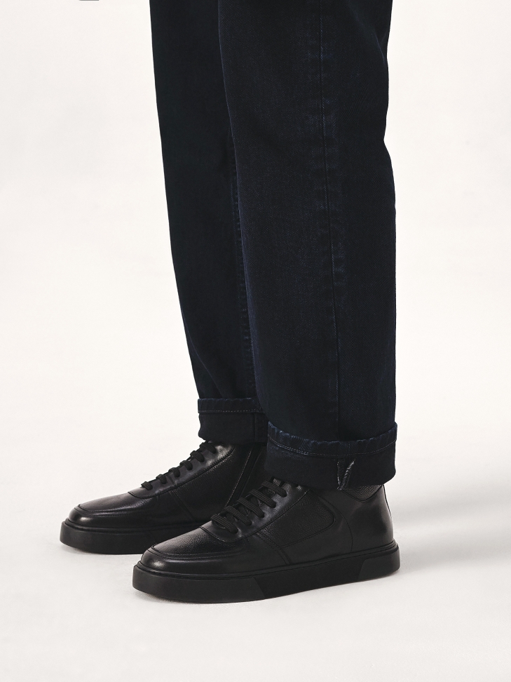 Insulated men's sneakers in black color