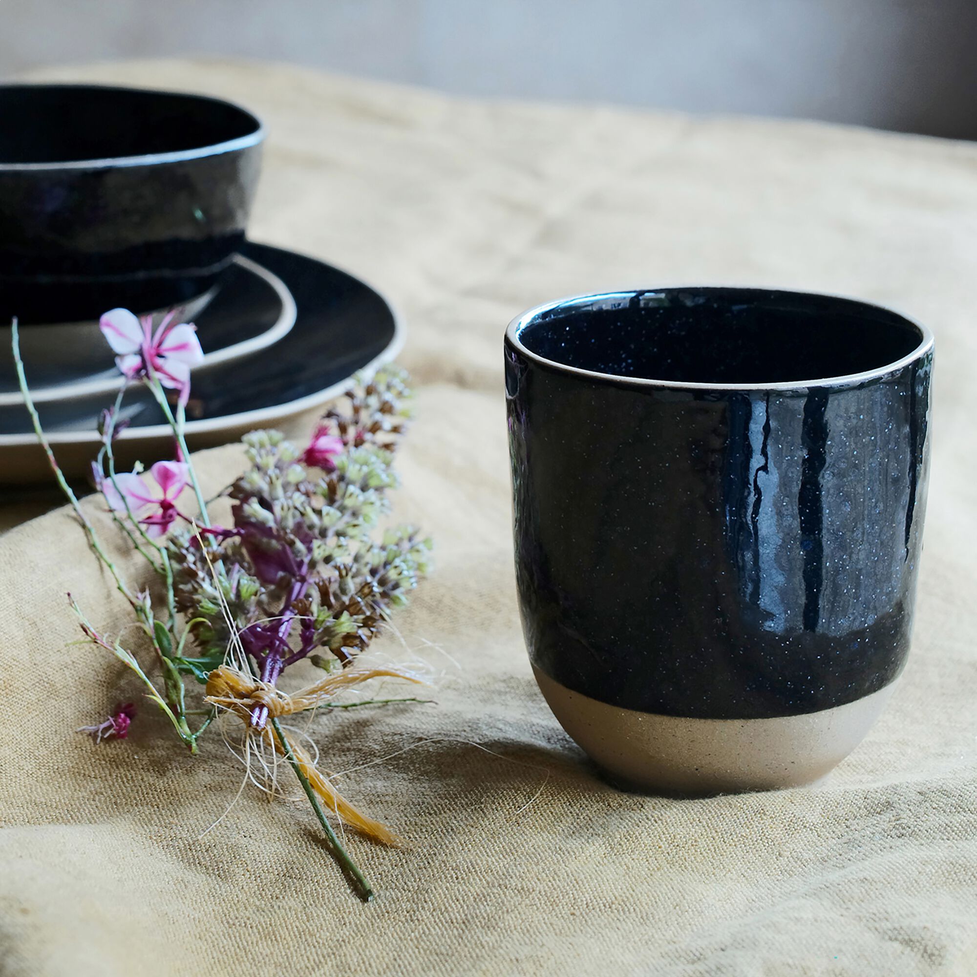 AGATE - Mug en grès recyclé D9,2cm - noir