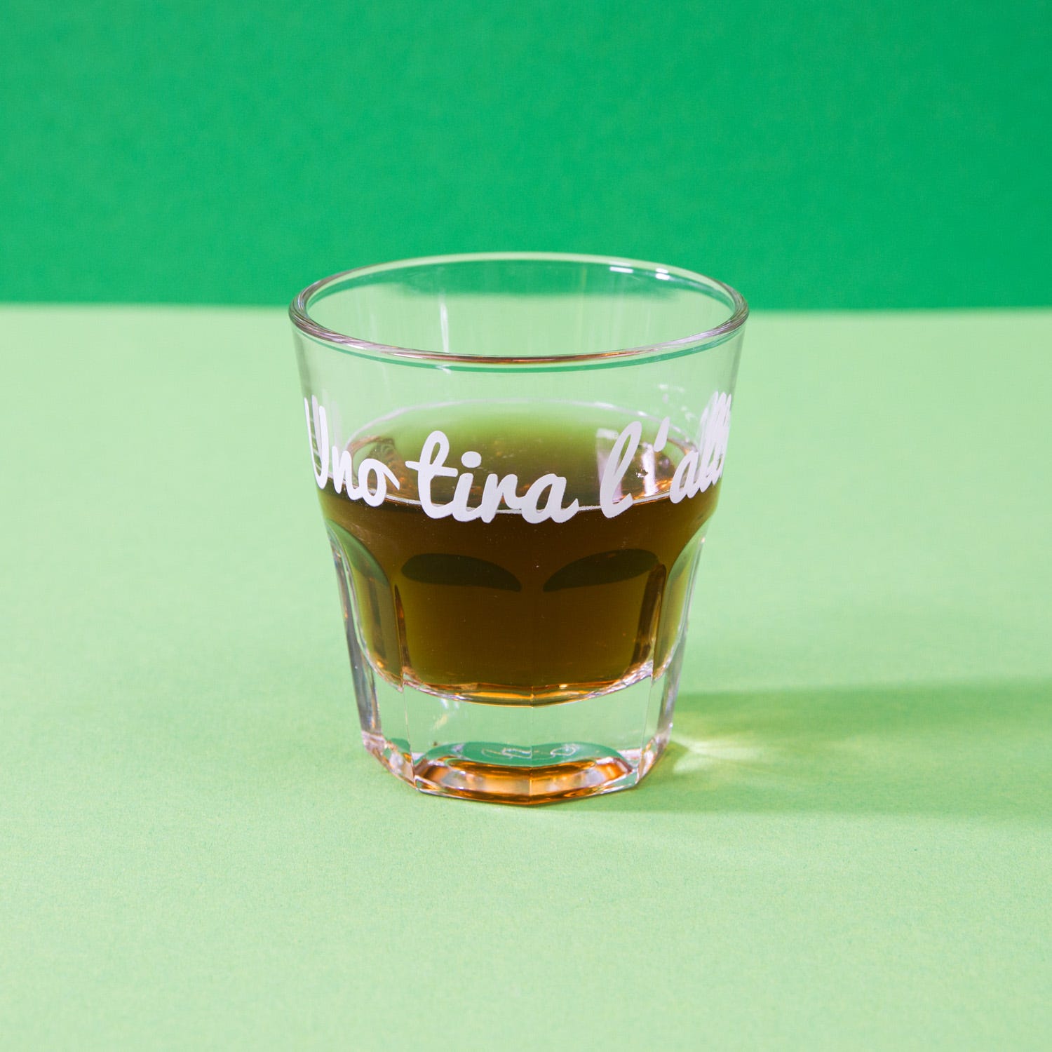 Bicchierino 130 ml scritta Uno tira l'altro in vetro